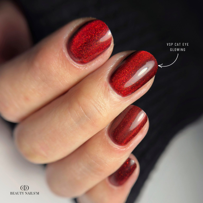 Pose d'ongles ovale avec le vernis semi permanent Cat Eye Glowing, rouge rubis