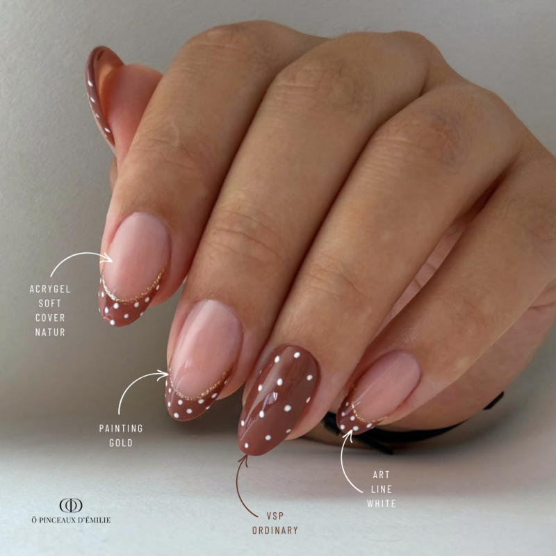 Pose d'ongles réalisée avec le vernis semi permanent Ordinary, marron medium terracotta