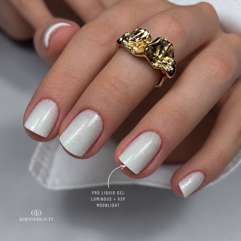 Gainage réalisée avec le vernis semi-permanent Moonlight, blanc laiteux pailleté