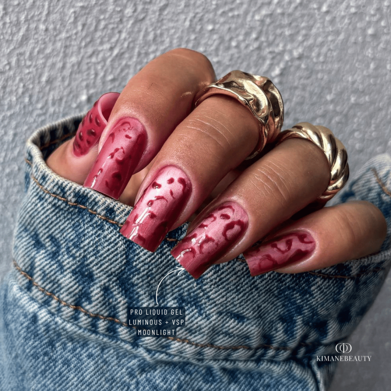 Pose d'ongles carrée avec le vernis semi permanent Cat Eye Romantic rouge marron