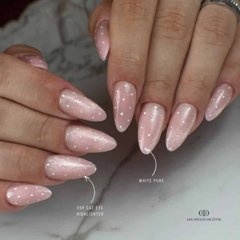 Pose d'ongles en amandes avec le vernis semi permanent Cat Eye Highlighter nude beige rosé