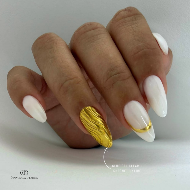 Pose d'ongles en amandes avec le pigment chrome Lunaire, or intense