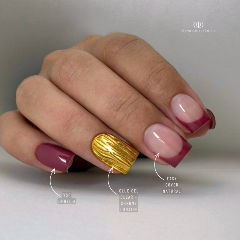 Pose d'ongles carrée avec le pigment chrome Lunaire, or intense