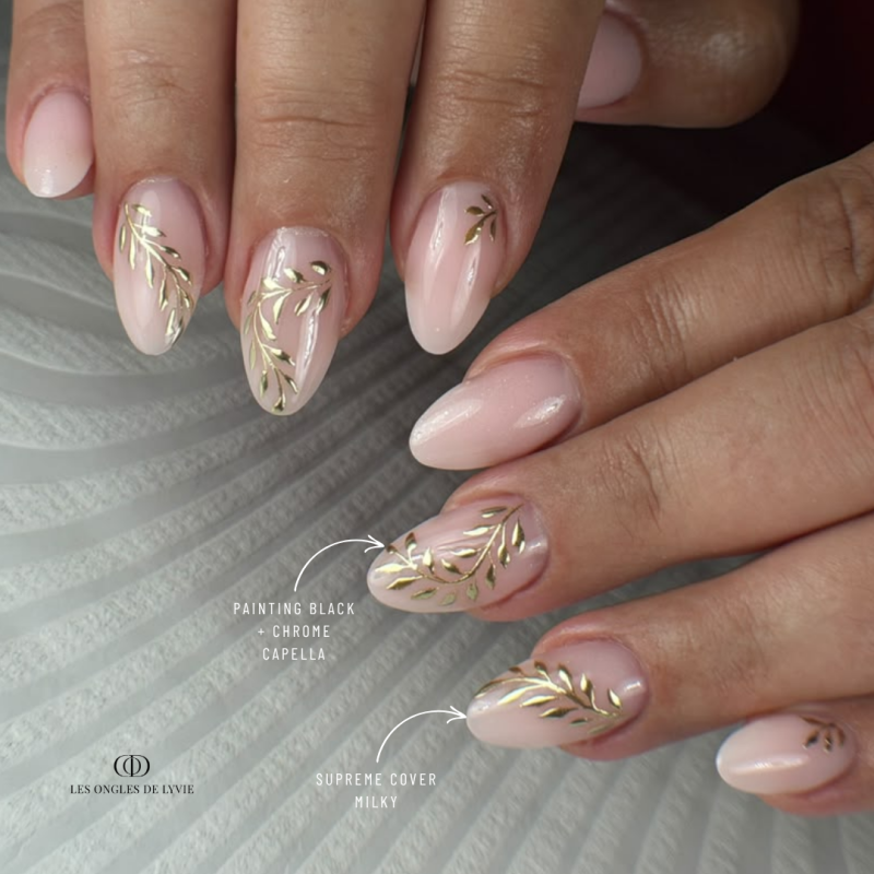 Pose d'ongles avec le pigment Chrome Capella doré clair