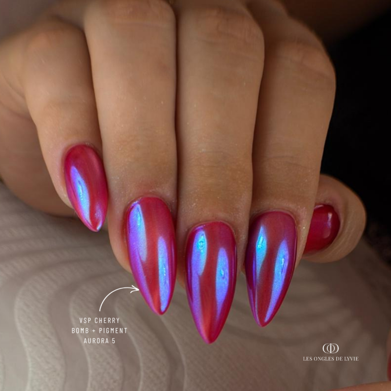 Pose d'ongles en stilettos avec le pigment Aurora 5, miroir bleu violet