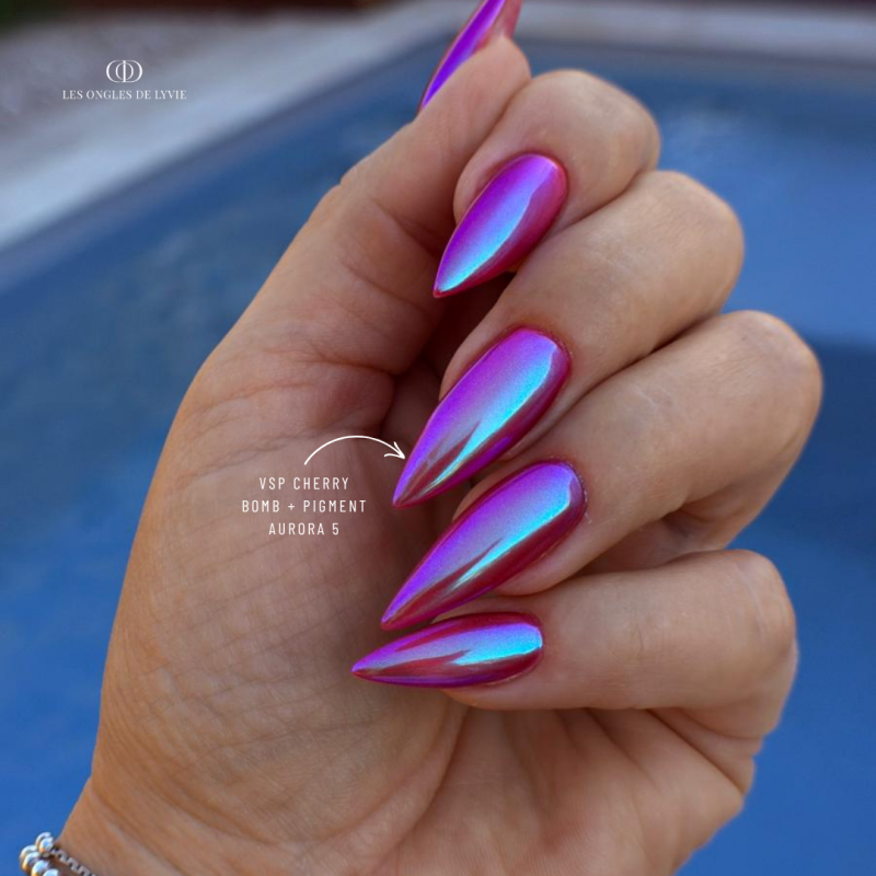 Pose d'ongles en stilettos avec le pigment Aurora 5, miroir bleu violet