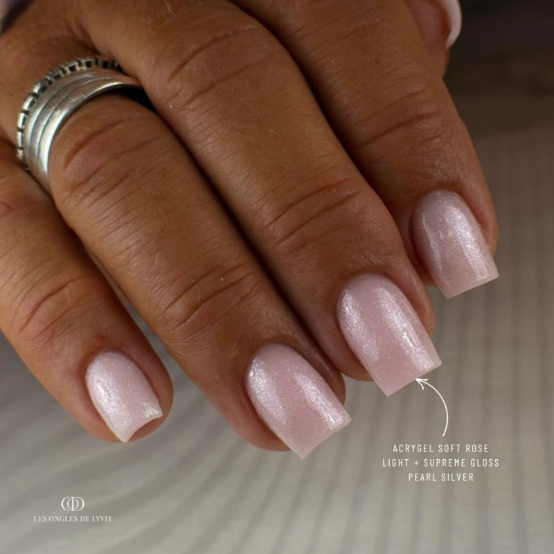 Pose d'ongles carrée avec la finition Supreme Gloss PEarl Silver, perlée argentée
