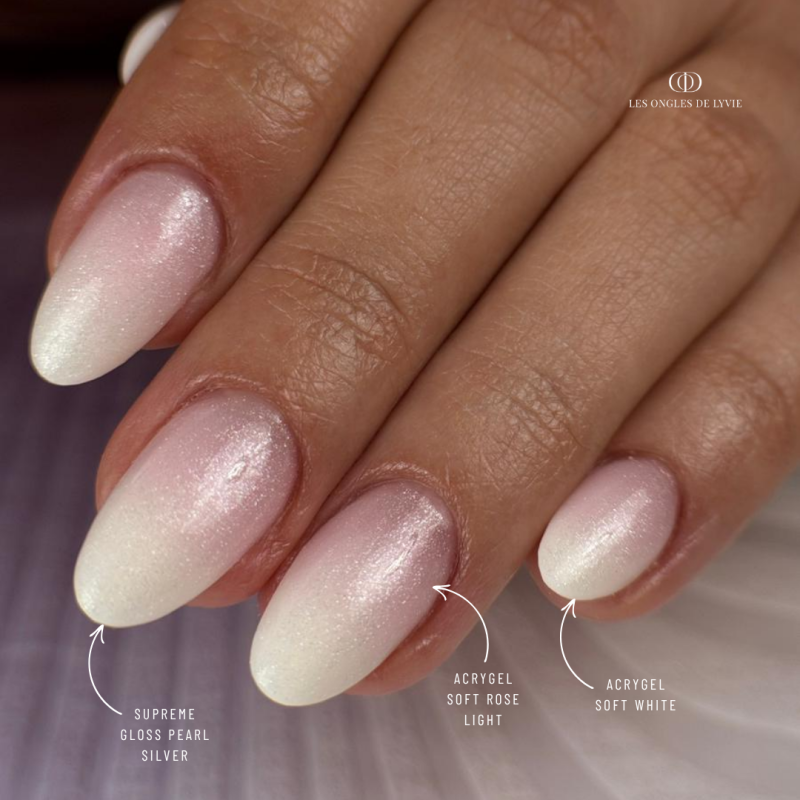 Pose d'ongles ovale avec la finition Supreme Gloss PEarl Silver, perlée argentée