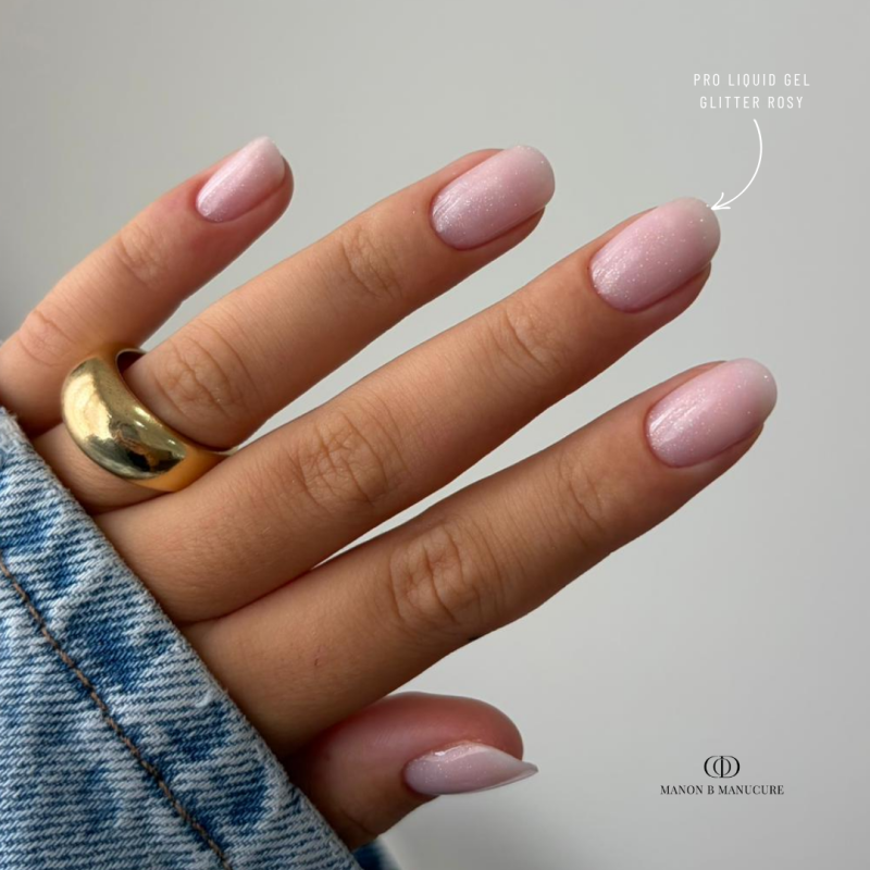 Pose d'ongles en amandes avec le gel de construction Pro Liquid Gel Glitter Rosy, rose poudré pailleté
