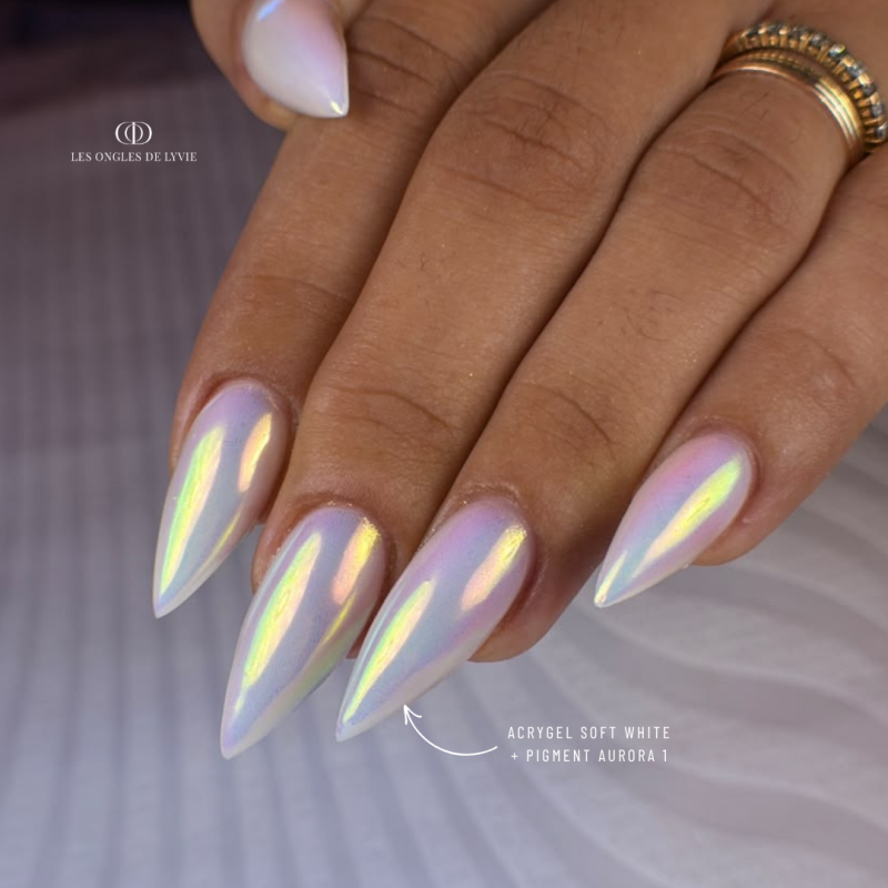Pose d'ongles en stilettos avec le pigment Aurora 1, miroir doré holographique