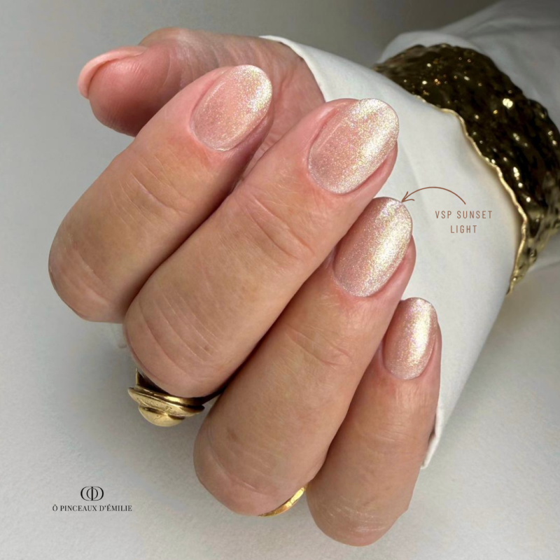 Pose ovale avec le vernis semi permanent Sunset Light, pastel orange irisé
