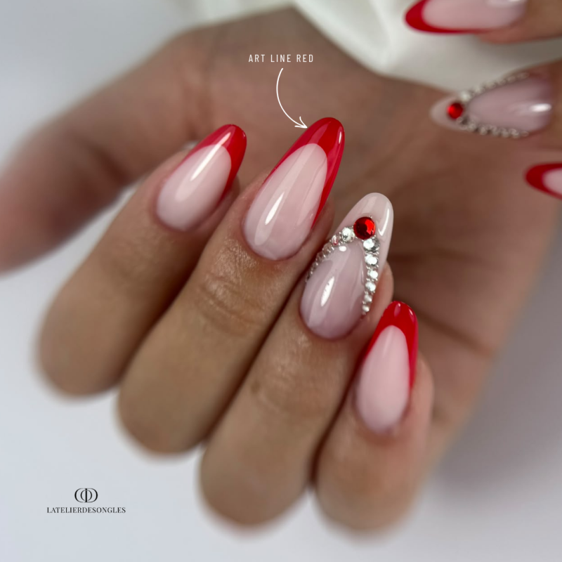 Pose d'ongles en amandes avec le gel paint Art Line Red, rouge