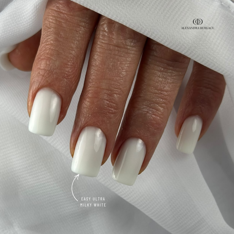 Pose d'ongles ovale avec le gel de construction Easy Ultra Milky White, blanc laiteux