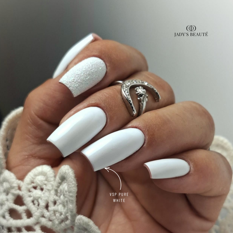 Pose d'ongles carrée avec le vernis semi permanent Pure White