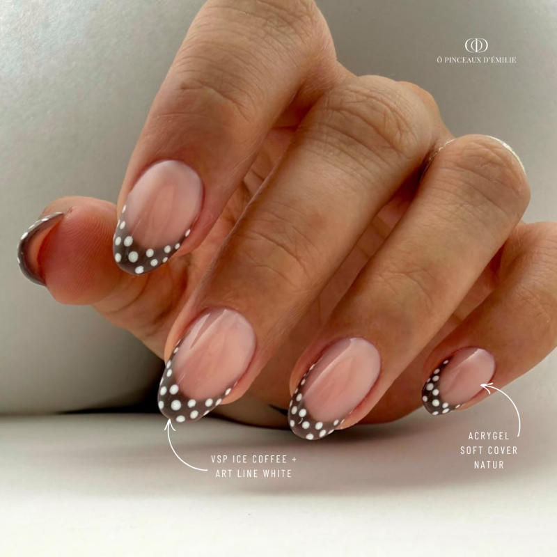 Pose d'ongles en amandes avec le gel paint Art Line White, blanc