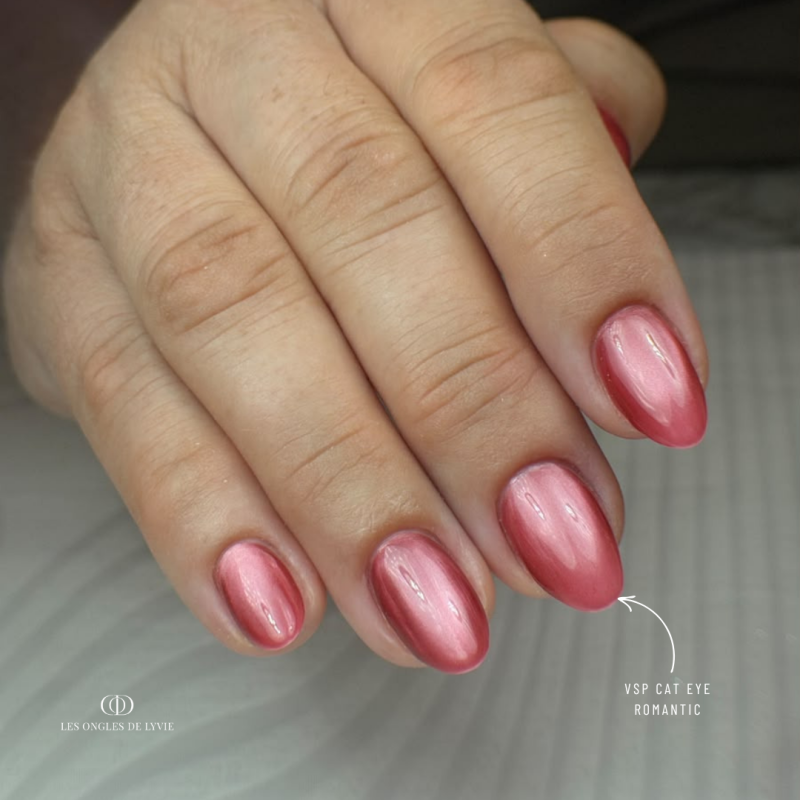 Pose d'ongles en amandes avec le vernis semi permanent Cat Eye Romantic, rouge marron bois de rose