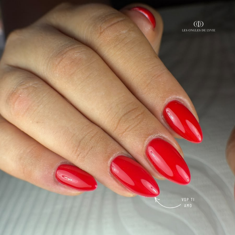 Pose d'ongles en amandes avec le vernis semi permanent Ti Amo, rouge intense