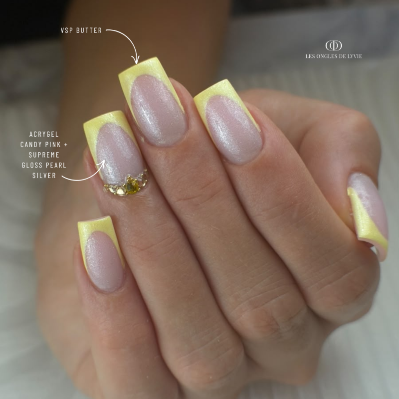 Pose carrée avec le vernis semi permanent Butter, jaune pastel