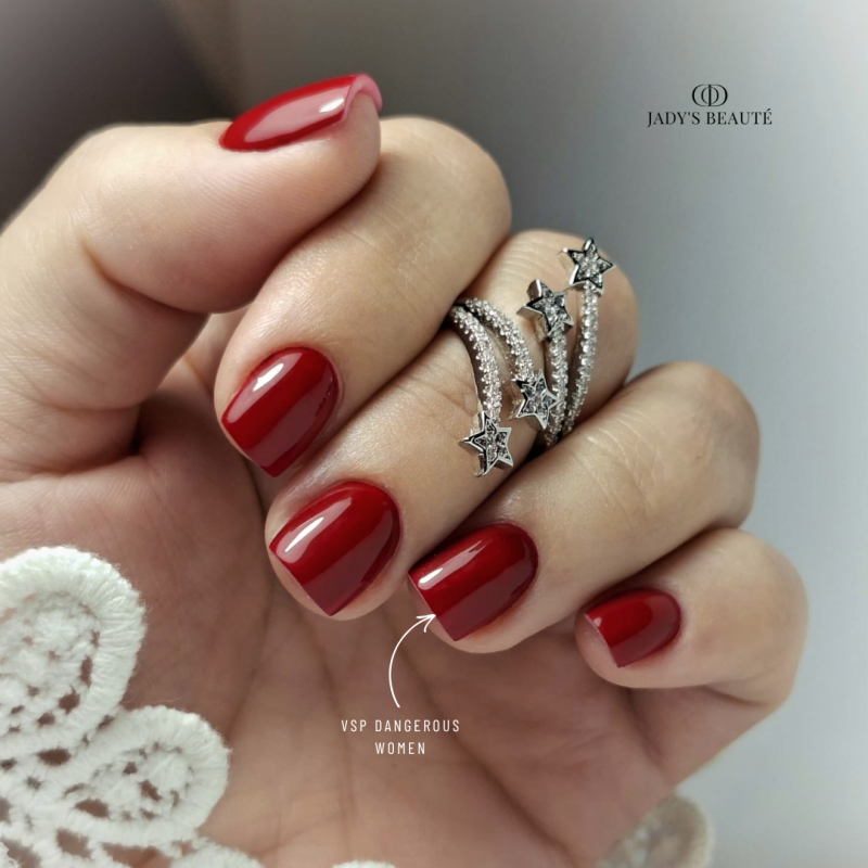 Pose ovale avec le vernis semi permanent Dangerous Women, rouge bordeaux