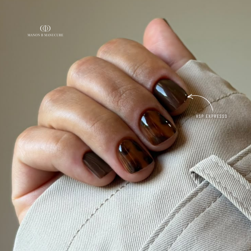 Pose ovale avec le vernis semi permanent Expresso, marron brun froid