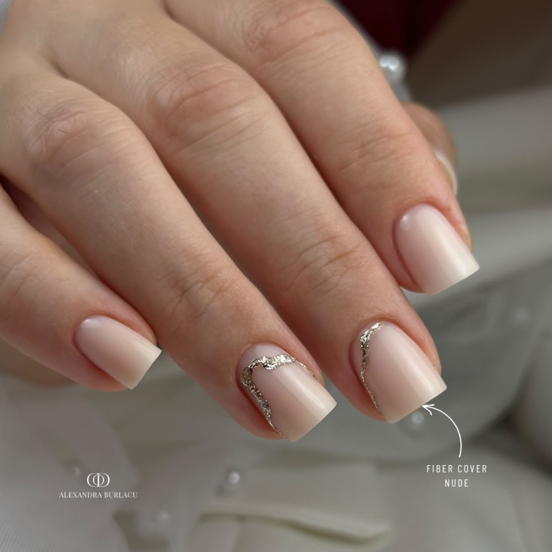 Pose carrée avec le gel de construction Fiber Cover Nude, nude beige rosé