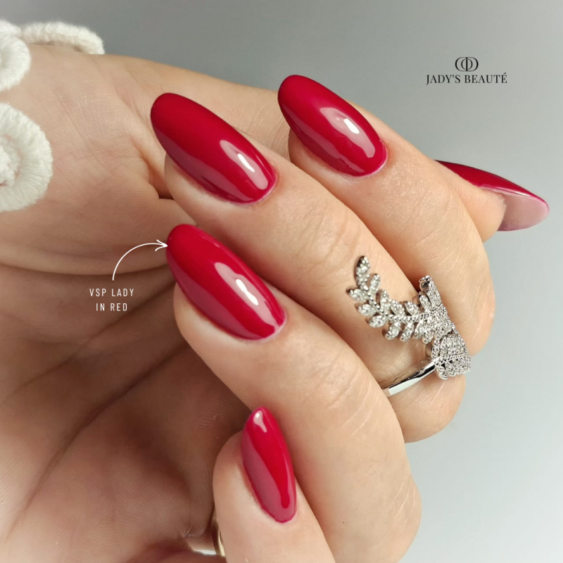 Pose d'ongles en amandes avec le vernis semi permanent Lady In Red, rouge rose