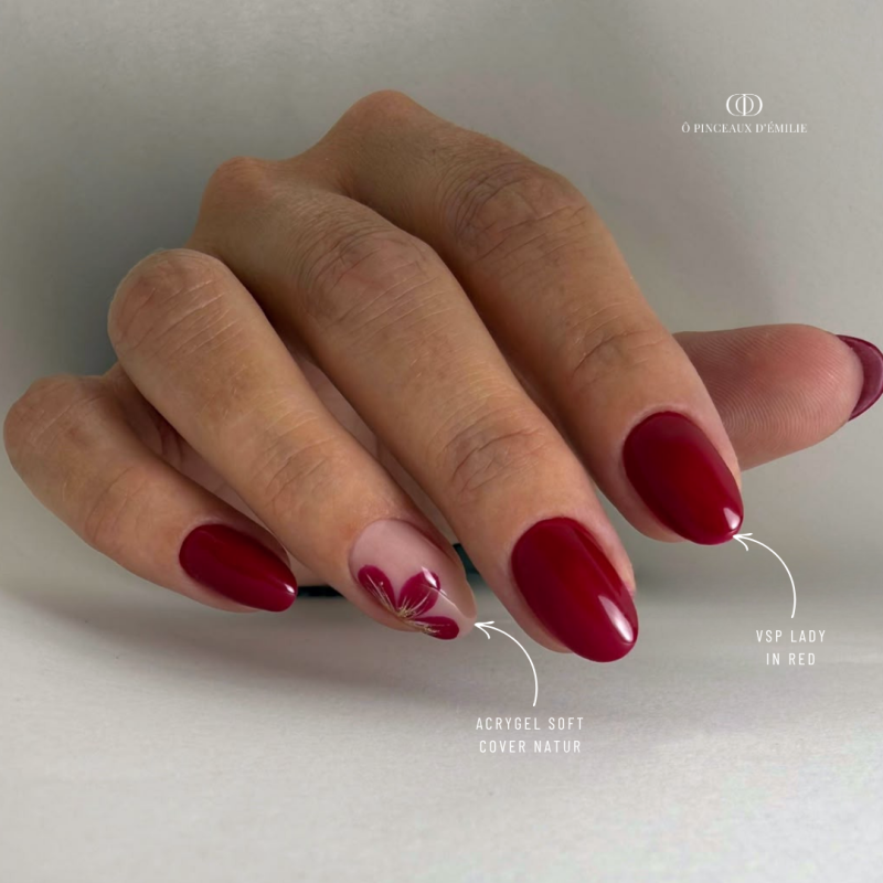 Pose d'ongles en amandes avec le vernis semi permanent Lady In Red, rouge rose
