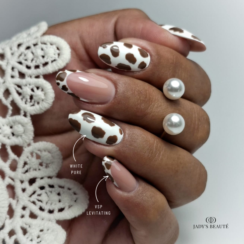 Pose d'ongles en amandes avec le vernis semi permanent Levitating, marron taupe