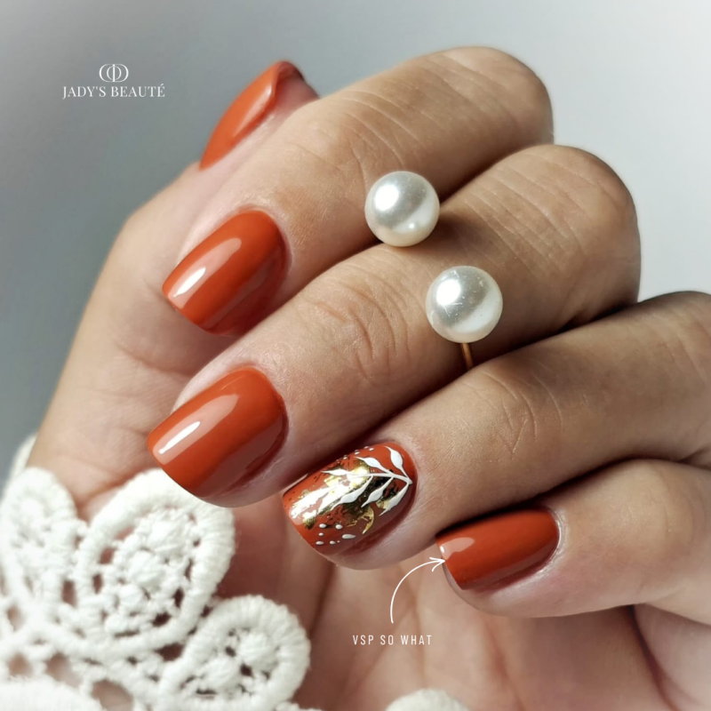 Pose ovale avec le vernis semi permanent So What, orange brique
