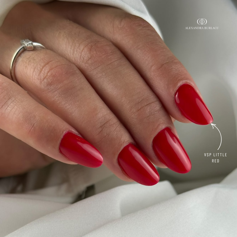Pose d'ongles en amandes avec le VSP Little Red rouge véritable