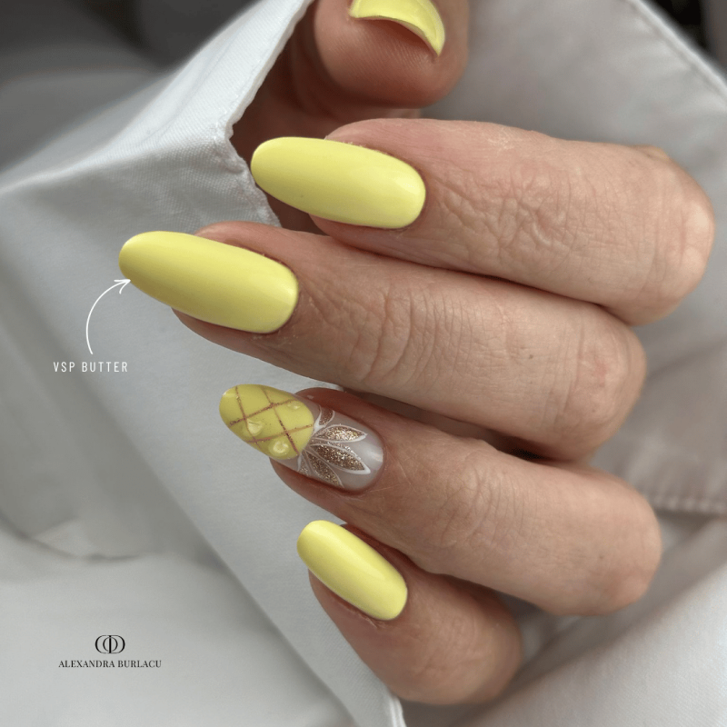 Pose en amandes avec le vernis semi permanent Butter, jaune pastel