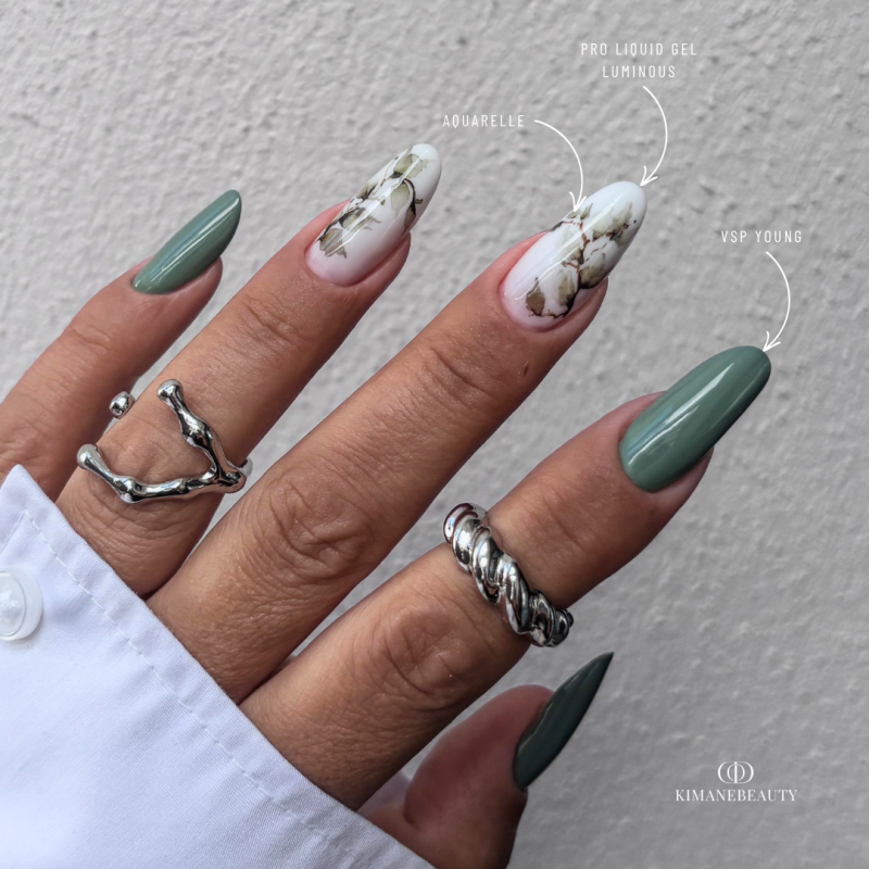 Pose d'ongles en amandes avec le vernis semi permanent Young, vert kaki clair