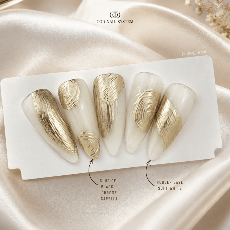 Capsules d'ongles avec le pigment Chrome Capella, doré clair