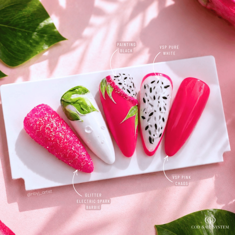 Capsules d'ongles avec le vernis semi permanent Pink Chaos, magenta néon