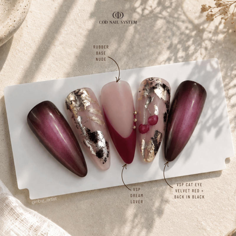 Caspules d'ongles avec le vernis semi permanent Cat Eye Velvet Red, rouge rosé