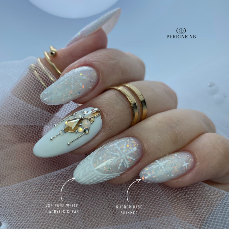 Gainage avec la Rubber Base Shimmer, blanc laiteux pailleté aurora