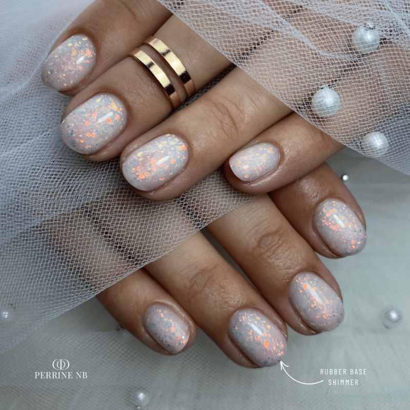 Gainage avec la Rubber Base Shimmer, blanc laiteux pailleté aurora
