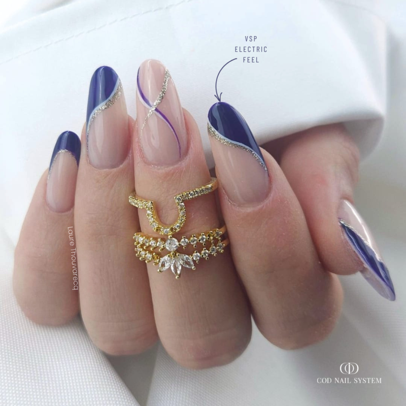 Pose d'ongles en amandes avec le vernis semi permanent Electric Feel, violet bleu sombre