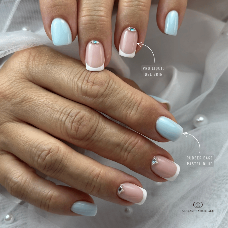 Gainage avec la Rubber Base Pastel Blue, bleu pastel