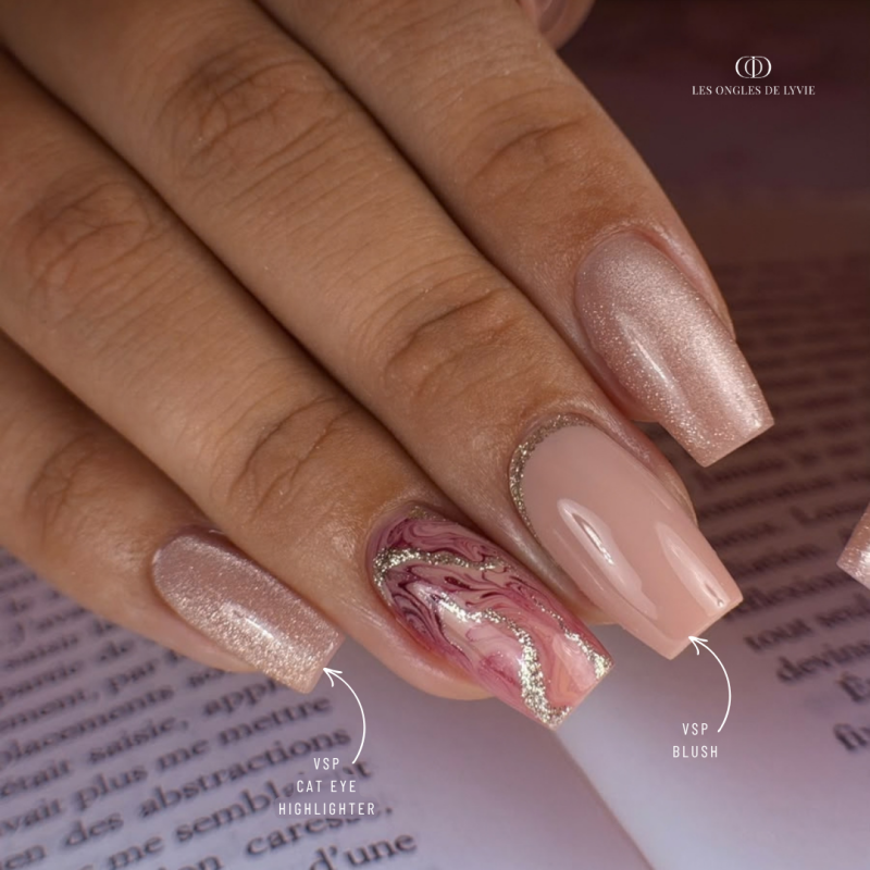 Pose d'ongles avec le vernis semi permanent Cat Eye Highlighter, nude beige rosé soie