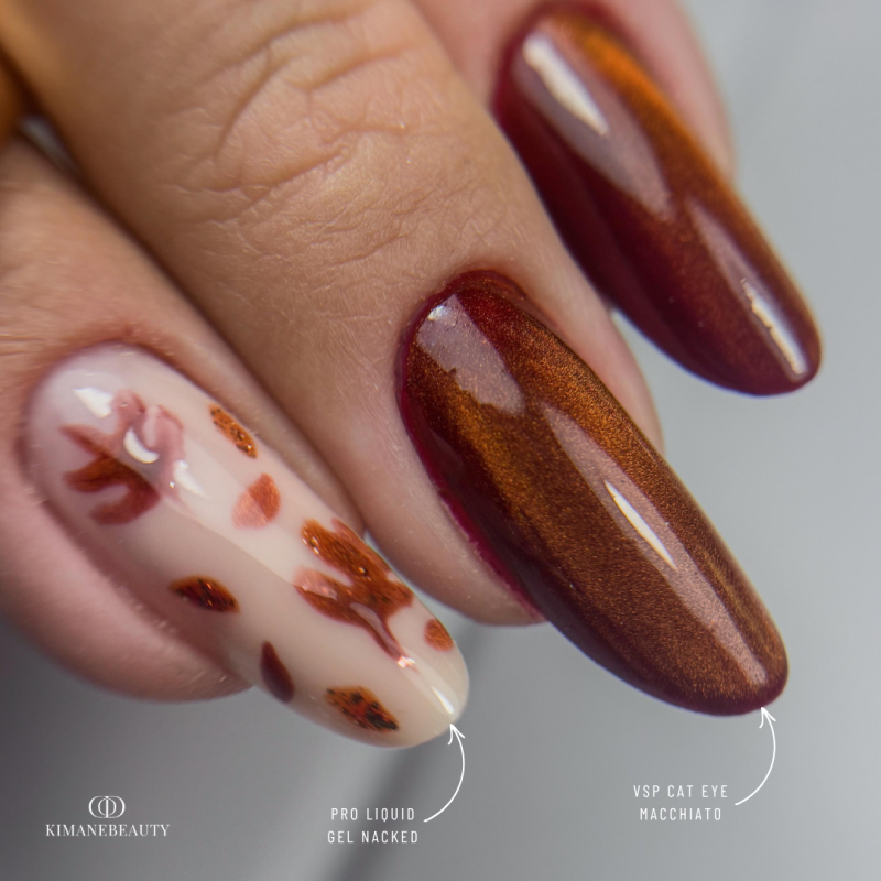 Pose en amandes avec le vernis semi permanent Cat Eye Macchiato, brun cuivré doré caramel