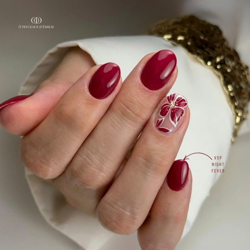 Pose d'ongles avec le vernis semi permanent Night Fever, grenat