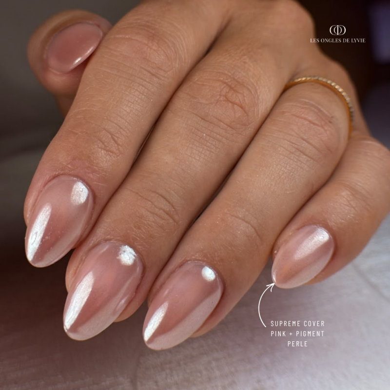 Pose d'ongles en amandes avec le Pigment Effet Perle