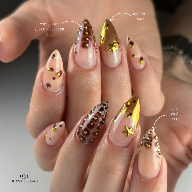 Pose d'ongles en amandes avec le pigment chrome Lunaire, or intense