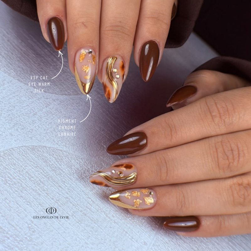 Pose d'ongles en amandes avec le pigment chrome Lunaire, or intense