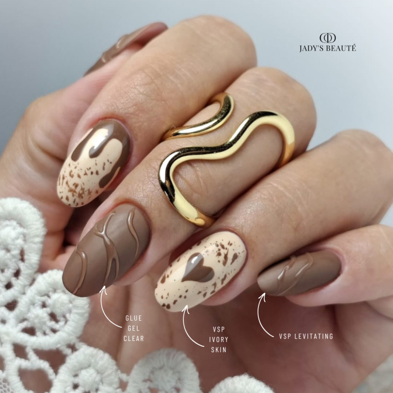 Pose d'ongles en amandes avec le vernis semi permanent Levitating, marron taupe