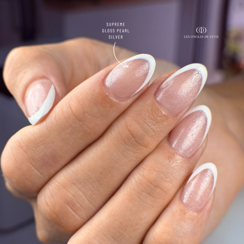 Pose d'ongles ovale avec la finition Supreme Gloss PEarl Silver, perlée argentée