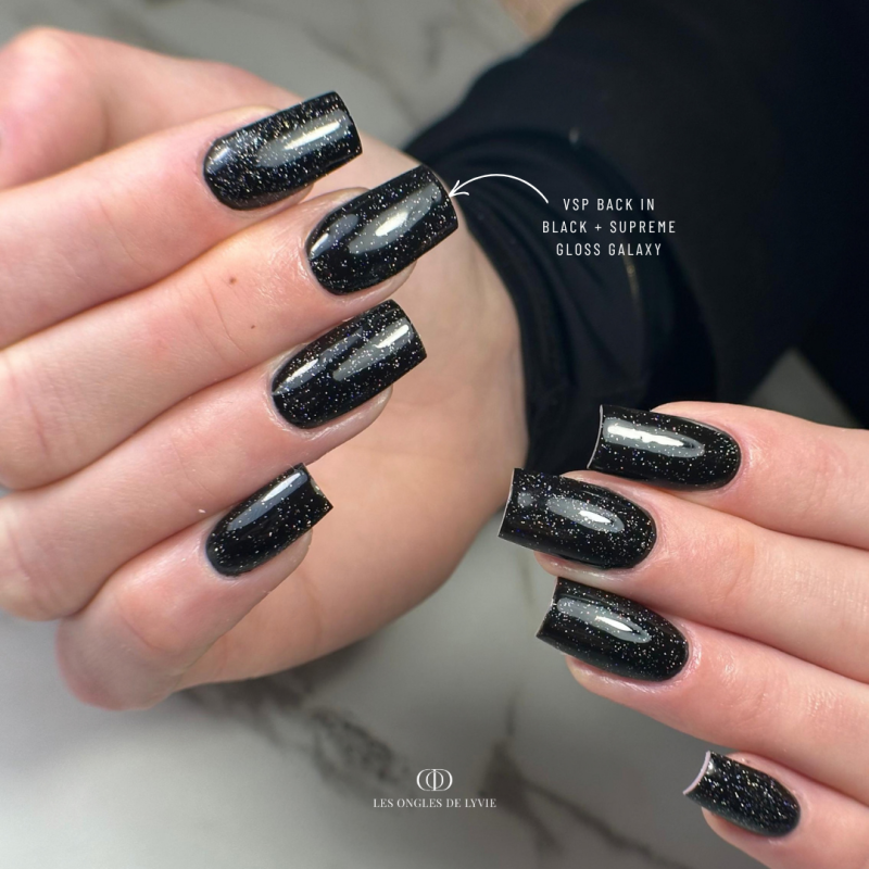 Pose d'ongles carrée avec la finition Supreme Gloss Galaxy