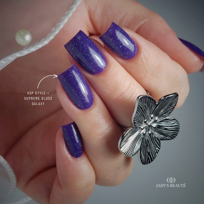Pose d'ongles carrée avec la finition Supreme Gloss Galaxy