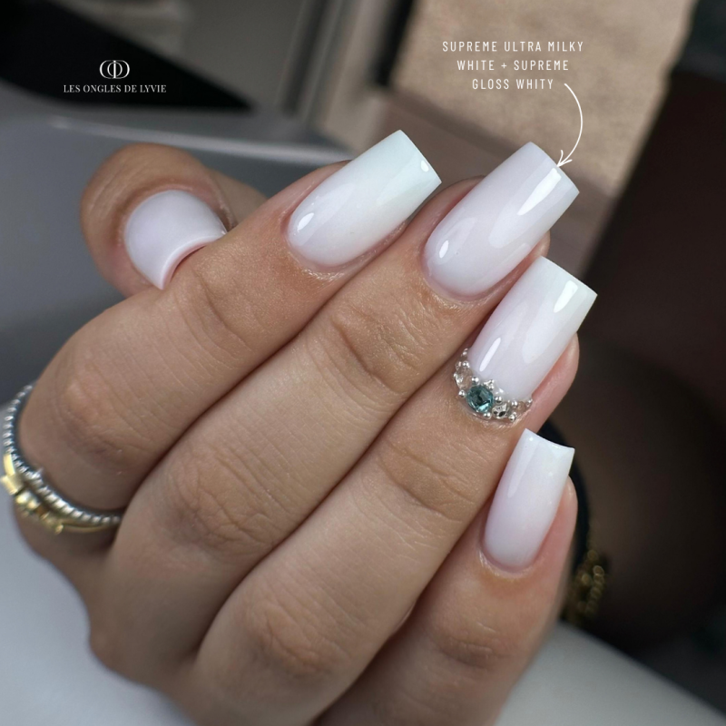 Pose d'ongles carrée avec la finition Supreme Gloss Whity, blanc laiteux, milky white